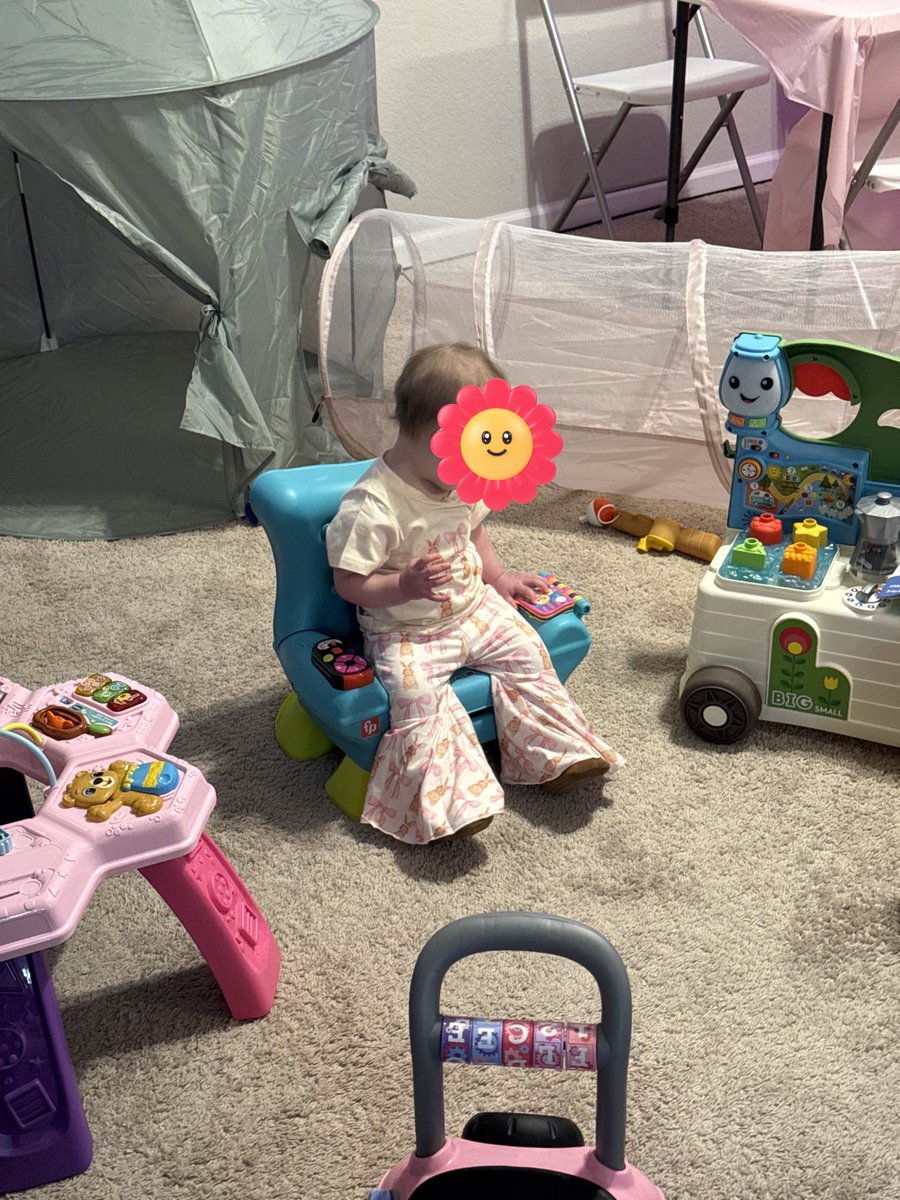 Crazy to me that she's a whole year old now... truly the best gift I could have ever asked for was you.
Happy first birthday Sheridan!!🎈🎂