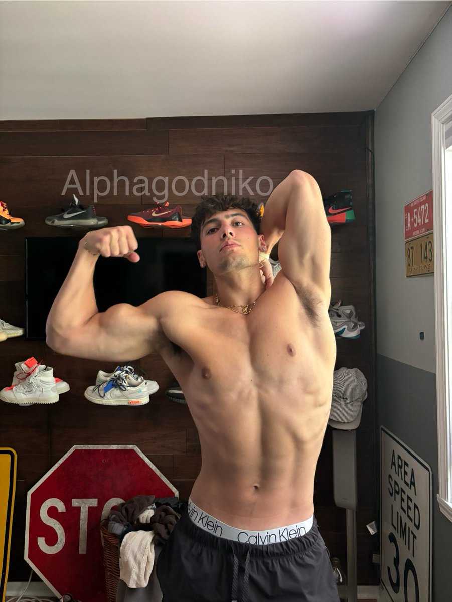 alphagodniko's tweet image. Who loves this body