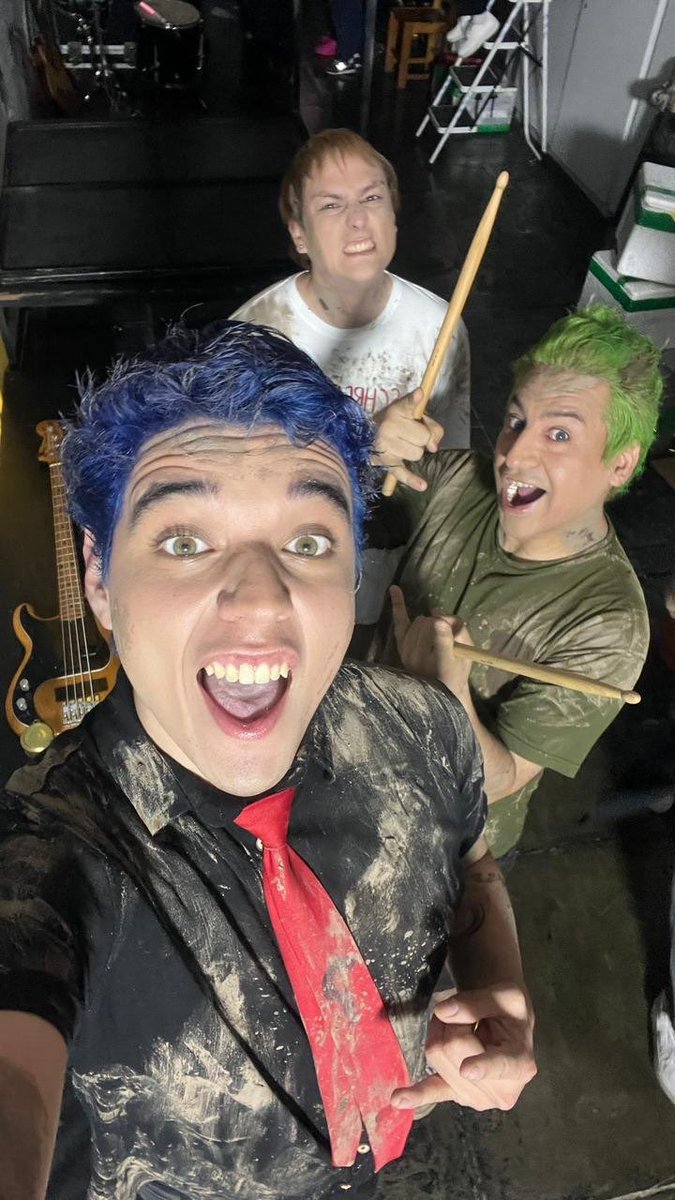 bucklangdon's tweet photo. Green Day ha dejado por lo alto el rock, enseñaron que la música no conoce de diferencia de edades, han luchado a pesar de los obstáculos, eligieron tocar en vivo dándonos inolvidables pogos. Pase lo que pase ya son ganadores #YoSoy https://t.co/vLD3EScEAr