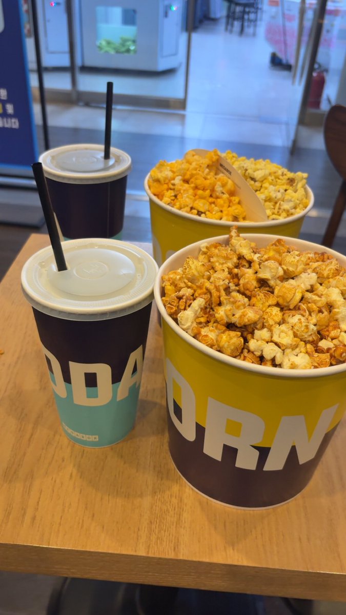 Went and saw #AvatarFireAndAsh last night at #megabox  

We didn’t get out until 2am but omg it was amazing.  

And the #popcorn was so good even if i couldnt finish mine 

#avatar #popcorn #datenight #movie #mustseemovie #jakesully