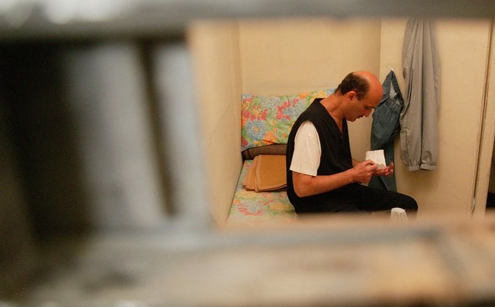 كنت قبل أسابيع أقرأ كتاب أين كنت في الحرب ؟ اعترافات جنرالات الصراعات اللبنانية - لغسان شربل
كان من اللافت بالنسبة لي دائماً قصة سمير جعجع كونه الوحيد الذي سجن من جنرالات الحرب الأمر الذي جعلني أبحث أكثر عن رحلة سمير جعجع في السجن التي استمرت لـ11 عام..
تقول زوجته ستريدا لصحيفة