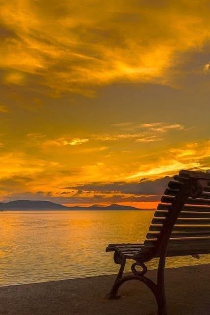 ہم نے موجودہ وقت ضائع کیا
اور آنے والا گھڑی پہ چھوڑ دیا

جس نے دو بول پیار کے بولے
ہم نے سب کچھ اسی پہ چھوڑ دیا

Good morning