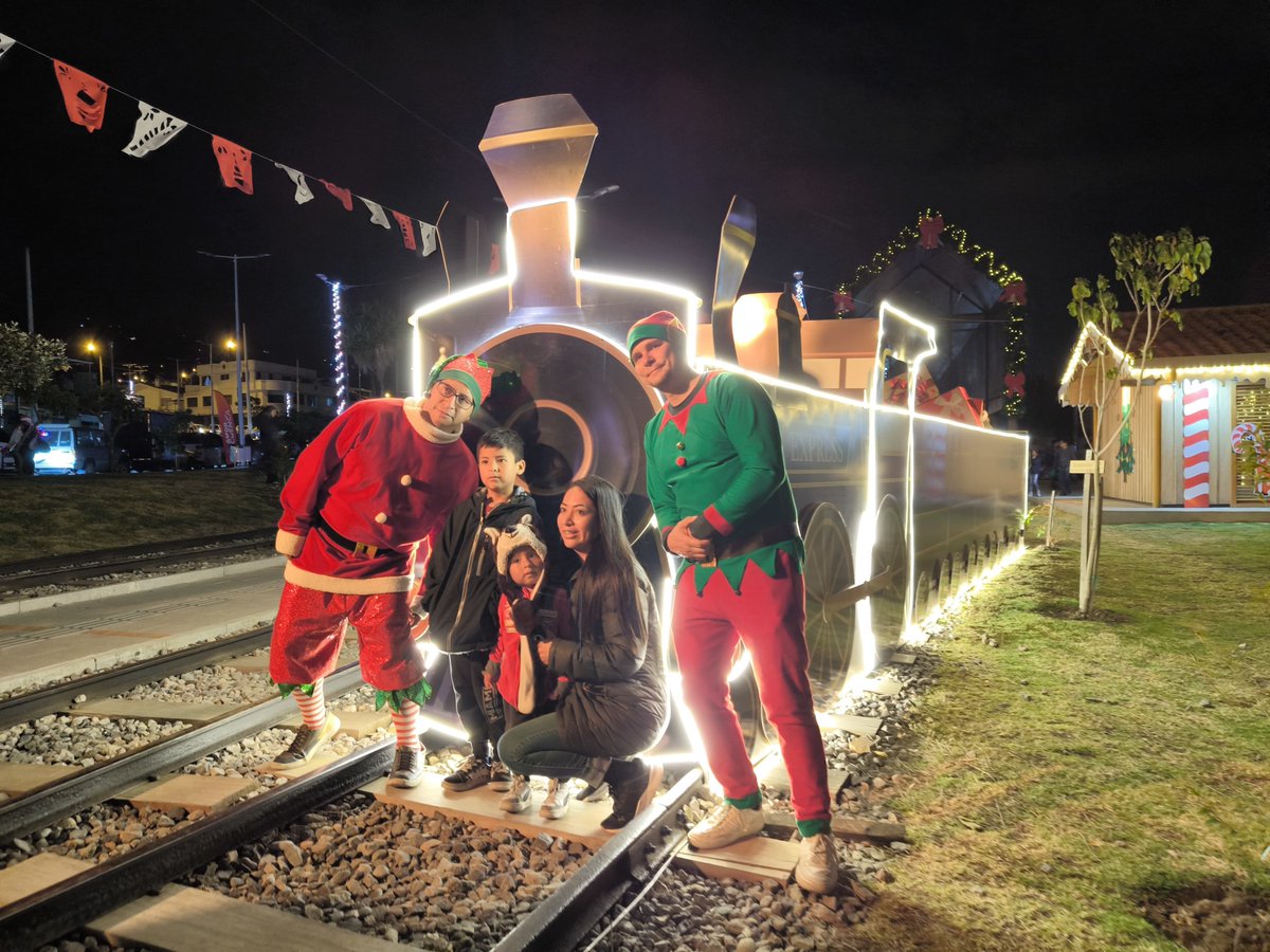 ¡Lo que antes fue olvido, hoy es magia! ✨ El #ExpresoPolar llegó al #ParqueDelFerrocarril y lo llenó de luz, música y esperanza 🎄🚂

Más de 130 artistas, Papá Noel, Duendes, Maquinistas y miles de cuencanos y cuencanas vivieron una noche para recordar el nacimiento de Jesús y