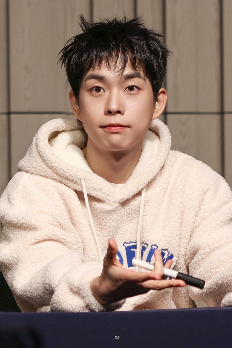 seo_bidan's tweet image. 251221 디마뮤 팬싸 #최상엽

쒸익 너무 진짜 귀엽네 ㅋㅋㅋㅋㅋㅋㅋㅋㅋㅋ

#루시 #상엽