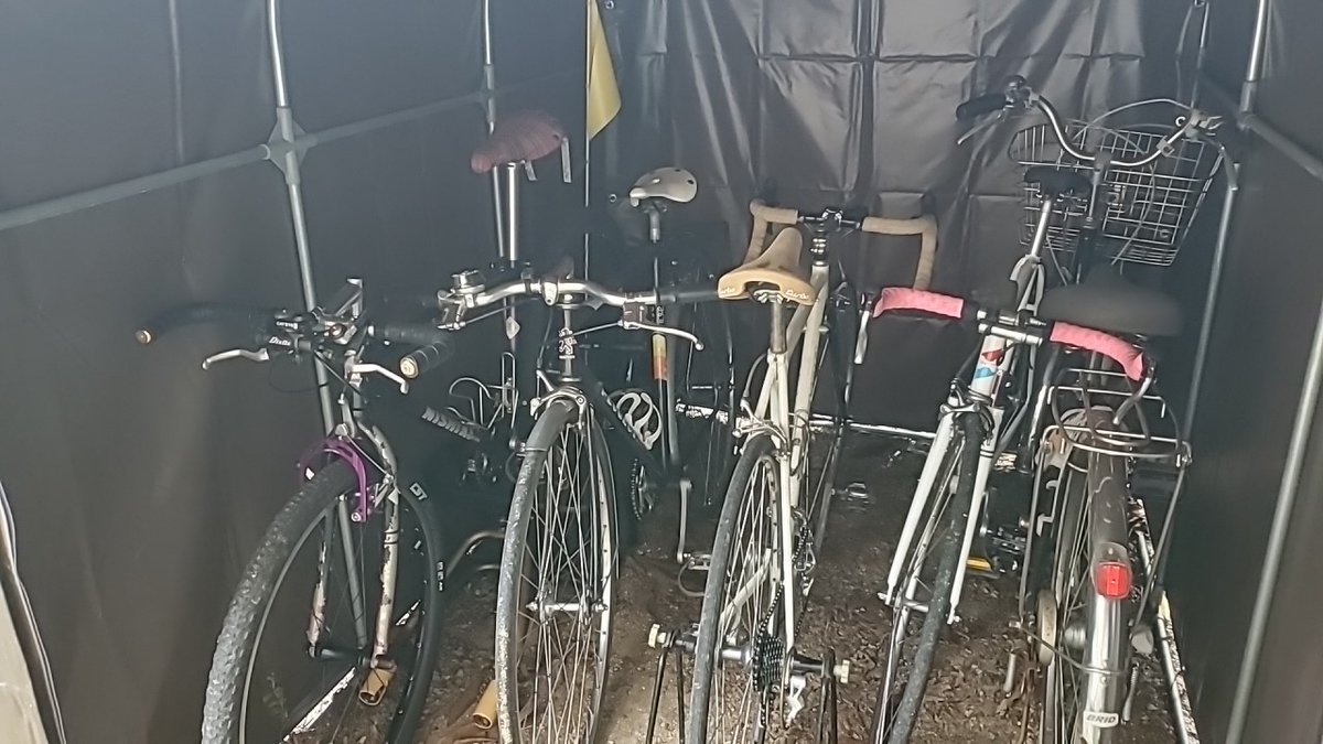 裏庭のサイクルハウスのシートが経年劣化で雨が漏るようになったのでより耐久性が高いものに交換した。元のシートでも8年ぐらい保ったから今度のものはどれだけ保つだろうか。