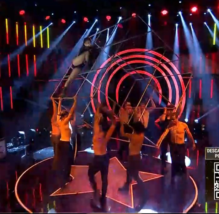 QUE CARAJOS, CANTÓ COLGADA COMO MONO Y NI LE TEMBLÓ LA VOZ #YoSoy