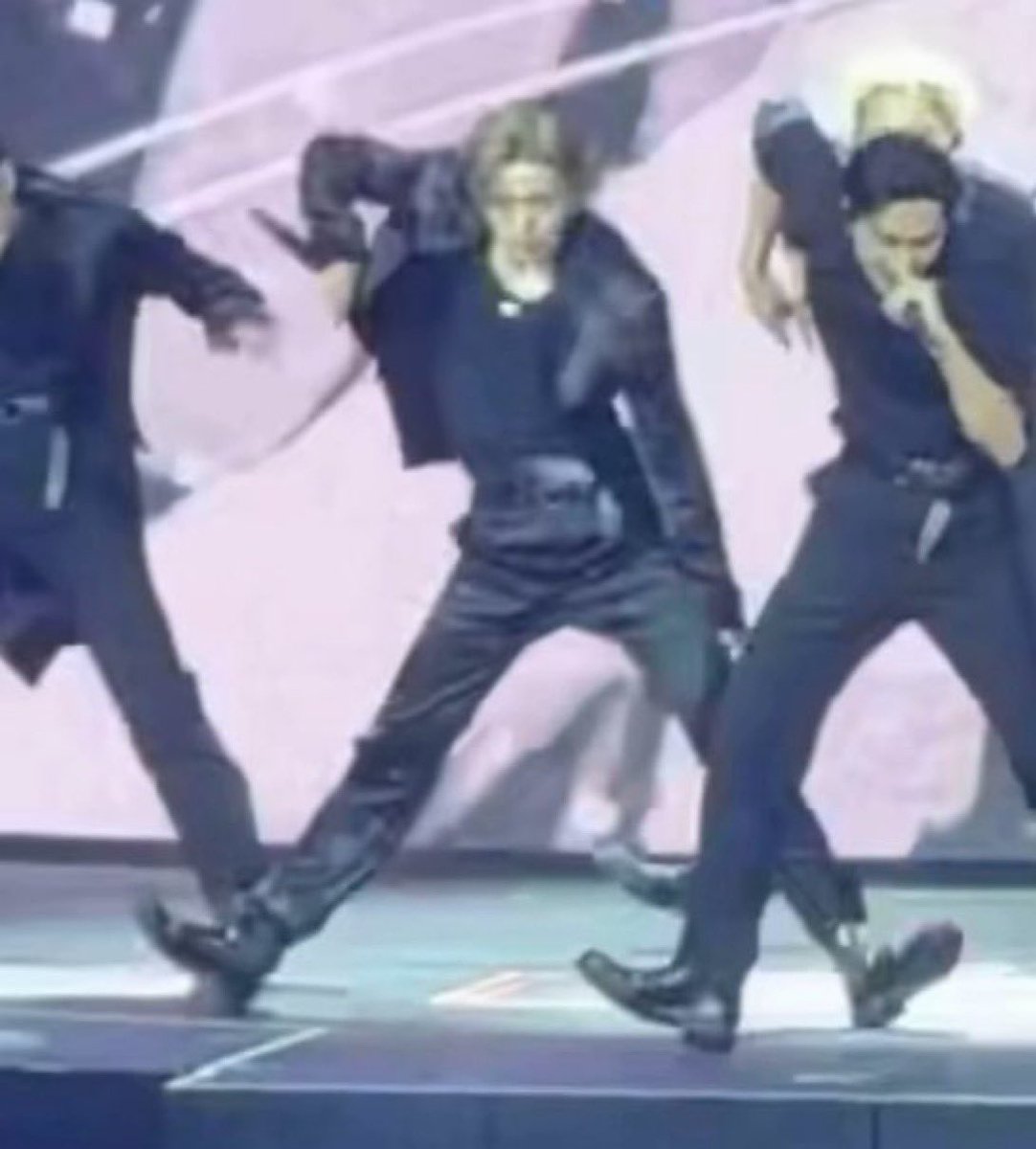 K(EN)ZCHELLA (@pusshees) on Twitter photo 