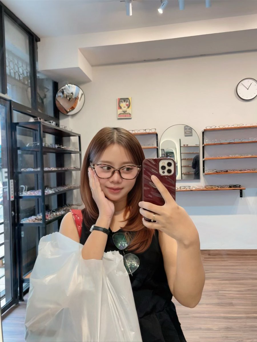 chipicala's tweet image. krn kacamataku rusak sepertinya its a sign to buy this glasses, is it look good on me?