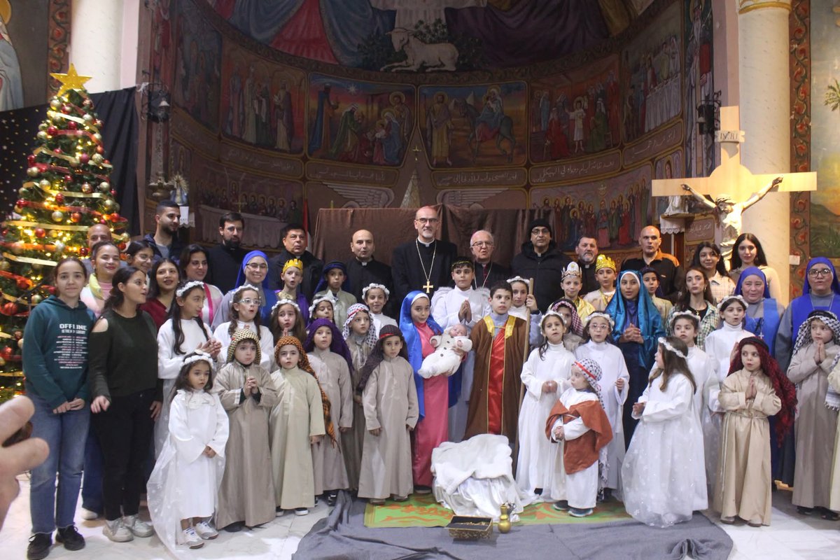 PGabRomanelli's tweet photo. Queremos compartir con ustedes algunos de los momentos más especiales del Pesebre Viviente en Gaza. Una representación llena de fe protagonizada por los niños del Oratorio San José y las dulces voces del Coro Santa Cecilia.

Gracias a la dedicación de las Hermanas Servidoras por coordinar este encuentro que nos recuerda el verdadero sentido de la Navidad. Al finalizar, el Cardenal compartió un momento de alegría entregando un regalo a cada pequeño.

Que la paz que transmiten estos niños llegue a cada rincón del mundo.