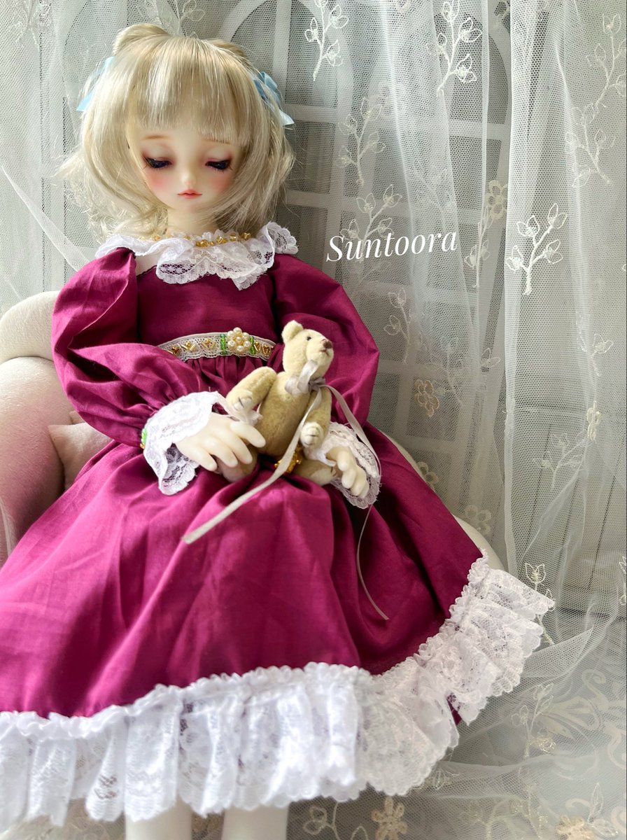SDMちゃんのドレスの練習。パニエもないし、レースもビーズも少ないけど、これから沢山盛り盛りにしよう。
#SDM
#スーパードルフィー
#22センチドール
#27センチドール