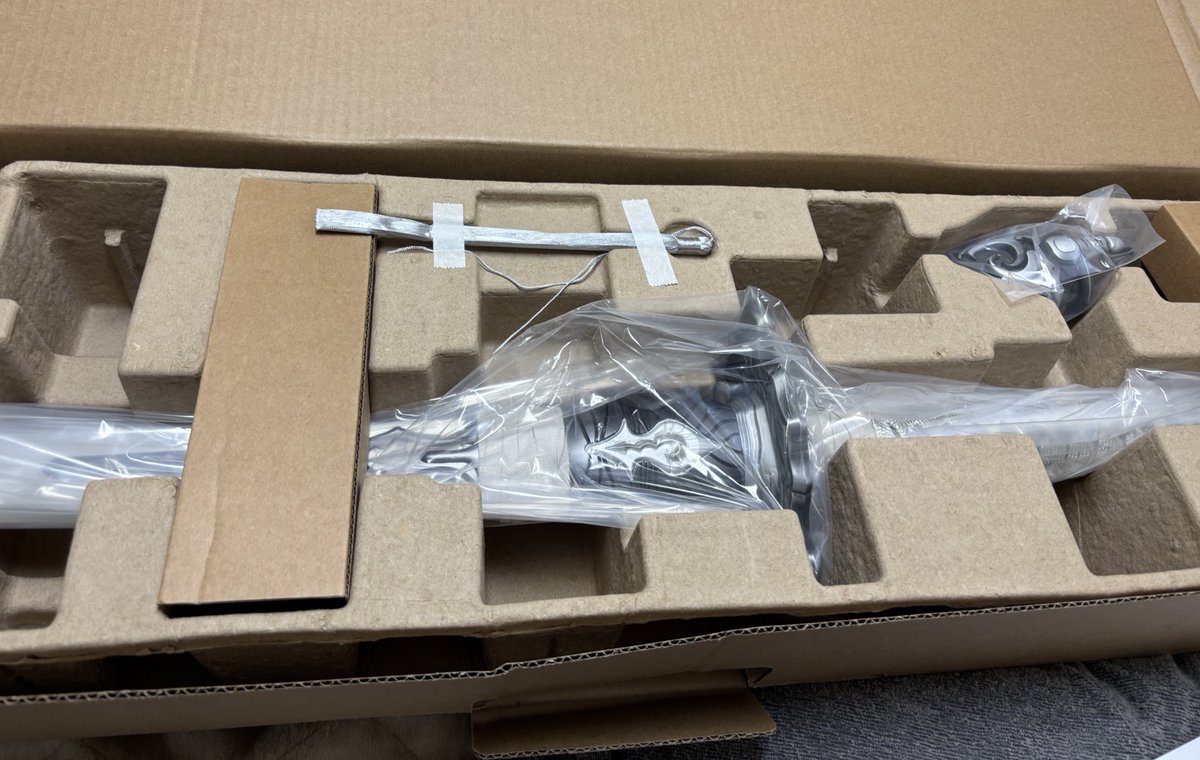 シリアルナンバー見たさにここまではきた。 これ開けるのか…