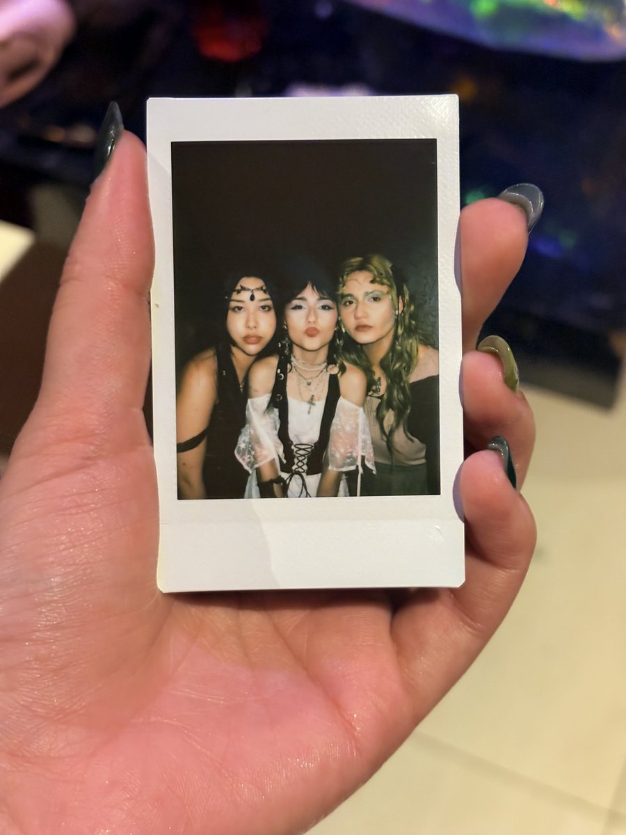 drippin119's tweet photo. hoje foi aniversário da minha amiga keth, um beijo pra keth sdds da keth https://t.co/mgS6MgAOi8