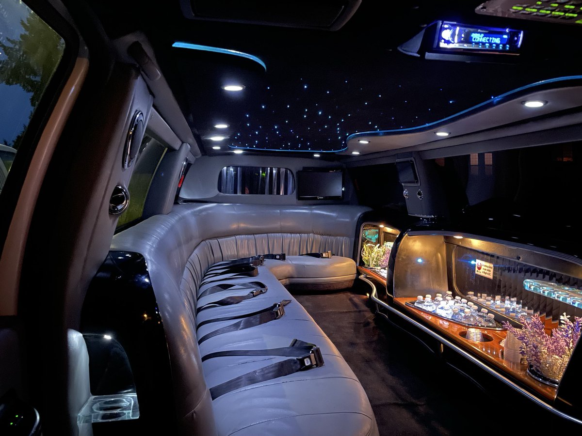 vanroyallimo's tweet photo. Celebrate smart this New Year’s Eve 🎉
Let a professional chauffeur handle the drive while you enjoy the night.
Book your NYE limo now! 6047270950
#NewYearsEve #SafeRide #LimoLife https://t.co/EOljXLfheD