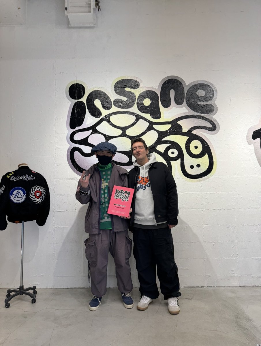 yallrocksick's tweet photo. 2025' 12/19 Fri - 12/28 Sun 11-20
ANARCHIC ADJUSIMENT + insane ART BOOK PRE-LAUNCH EXHIBITION
at BEAMS T 原宿
→Ged Wellsさんサインありがとうございました🙏
2日目にして、Tシャツ ロンTのサイズがS,XXLしか騎士⚔️
#insane
#インセイン
#ANARCHICADJUSIMENT
#アナーキックアジャストメント https://t.co/QRkUkiCBiC