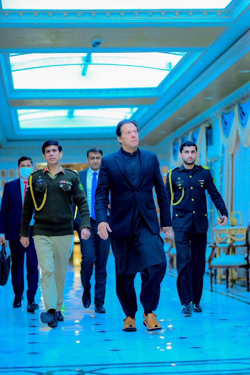 shafqatmm1's tweet photo. لوگ ہر موڑ پہ رُک رُک کے سنبھلتے کیوں ہیں
اتنا ڈرتے ہیں تو پھر گھر سے نکلتے کیوں ہیں

میں نہ جگنو ہوں، دیا ہوں نہ کوئی تارا ہوں
روشنی والے مرے نام سے جلتے کیوں ہیں

#بنام_قیادت https://t.co/gMLA3fFE1V