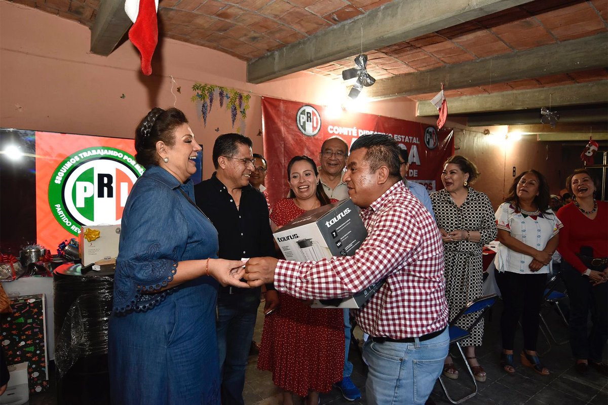 CarmelitaRicdzV's tweet photo. En Tlacolula compartimos un cálido convivio navideño junto a nuestra militancia, en un ambiente de unidad, cercanía y compañerismo.
Estos encuentros fortalecen los lazos que nos unen y nos recuerdan que el PRI sigue vivo en territorio, caminando con la gente y construyendo comunidad.
Felices fiestas para todas y todos.