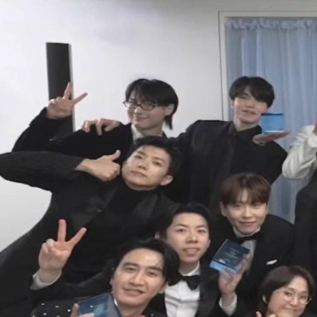 jszydnwm's tweet image. dongwook and seungyoun met again :')