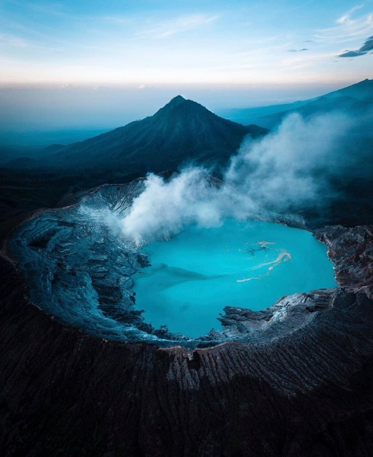 Tom_2_travel's tweet photo. Nature is amazing. 🍁🥰🌿🌺🎋🍂
Here is Kawah Ijen acid lake, also called the Ijen Crater, situated on top of Mount Ijen in East Java, Indonesia. https://t.co/Sgmg1Hw4FH
