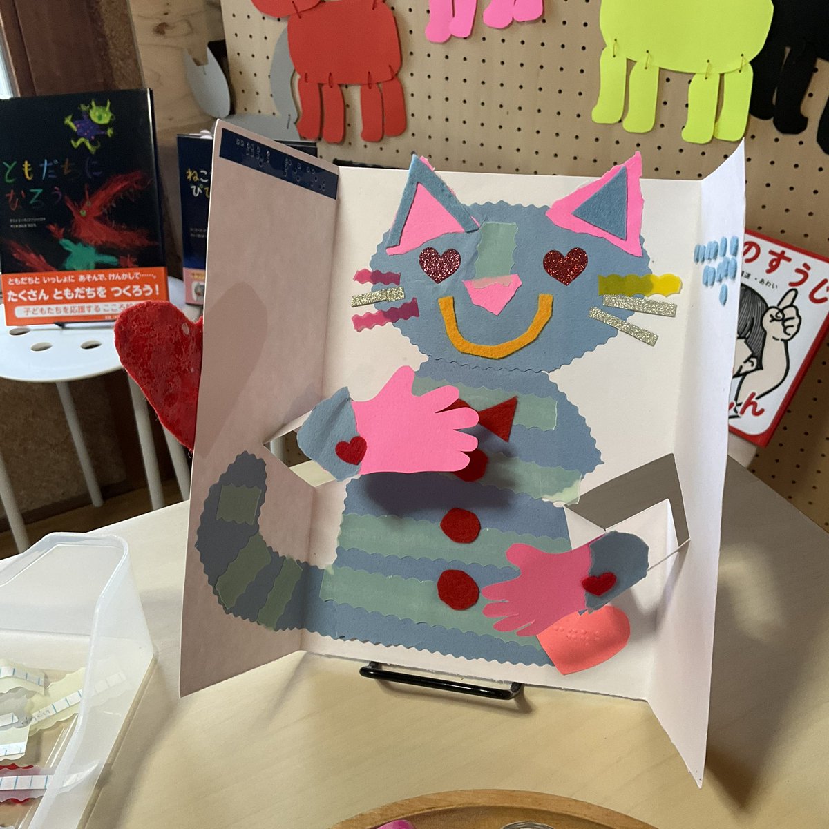 🎄12月のほんまちひろさんと絵本と工作であそぼう🎄

にぎやかにネコさんたちがお待ちしております💕

しゅわネコてんじカード工作が新しく登場‼️
モビールも作れます♪
楽しいよ😃

飛び入り参加どうぞ✨
14時-予約あり。1組OK。
15時以降、余裕あります。

<a href="/HommaChihiro/">chihiro_homma</a> 
<a href="/Bst_BSL/">BOOKSHOP TRAVELLER@祖師ヶ谷大蔵</a>