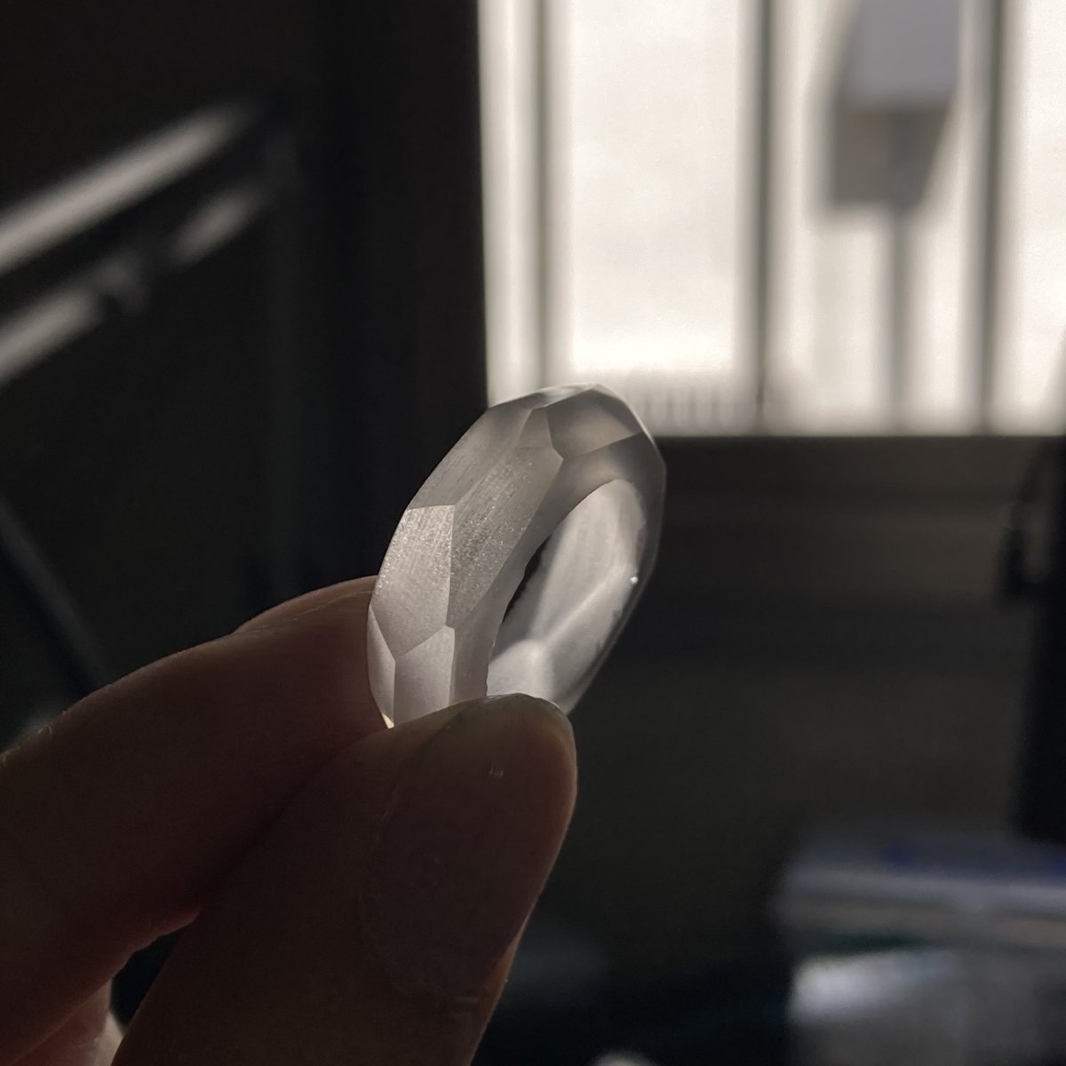 【進行状況】
ホワイトサファイアの水晶リングは全て発送しました。現在、12/1付近にご注文をいただいたリングを制作中です。