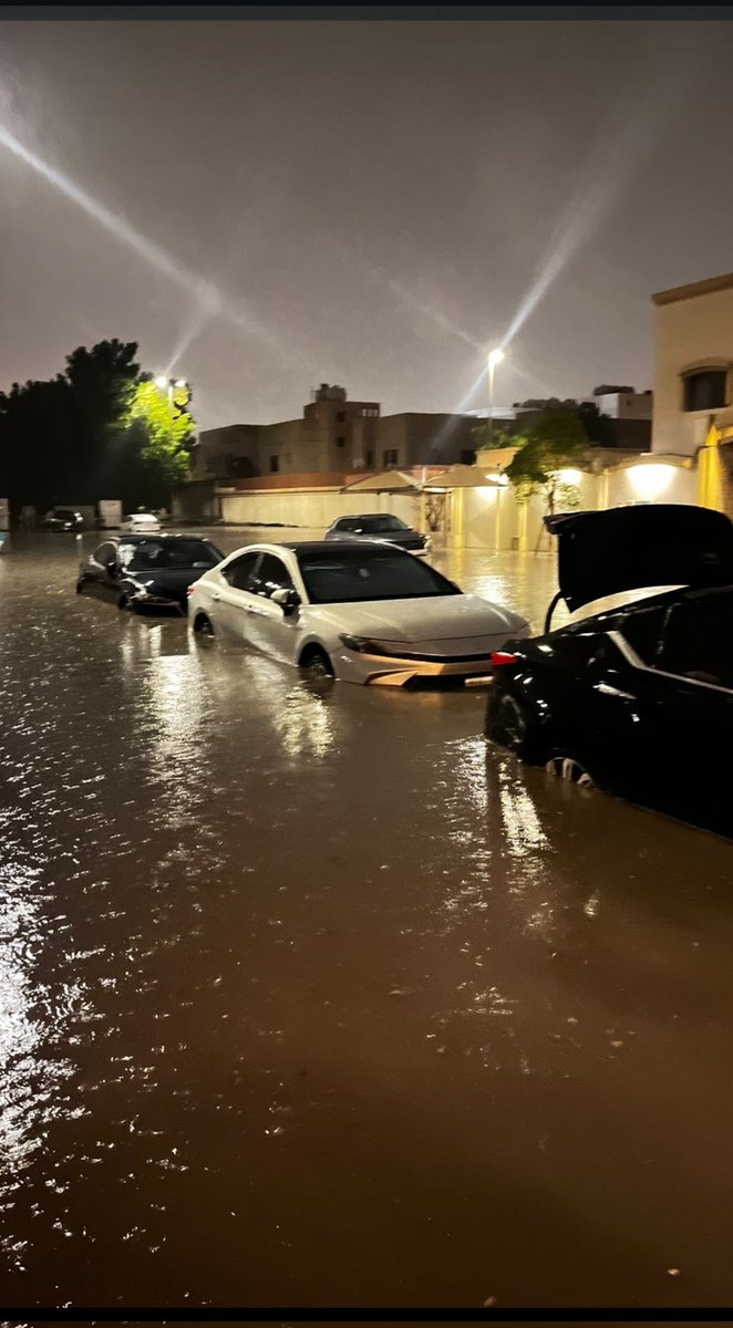 Laith050's tweet photo. @EasternEamana للأسف امانة المنطقة الشرقية عجزت عن ايجاد حلول لحي الريان بالدمام والمواطن يدفع الثمن. تقدير اعتبر السيارات تالف والبعض الاخر اصلاح بنصف القيمه.. من يتحمل هذا الاهمال؟ https://t.co/jZ8QhlrlGw