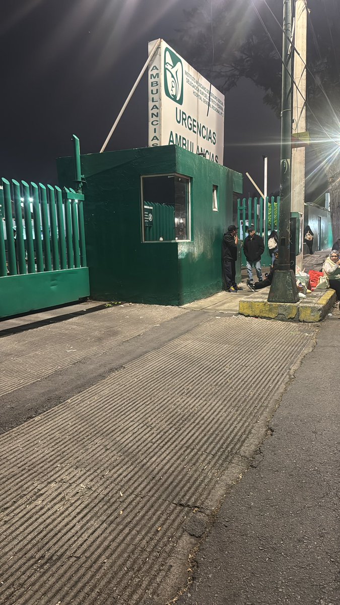 AxlChimal's tweet photo. La trabajadora Social del @Tu_IMSS nos gritó a los familiares de los pacientes “¡Ya cállense!”, por pedir información.

Luego me gritó a mí por decirle que me hiciera caso porque se puso a hablar con otra persona mientras le pedía información sobre mi abuelita q sufrió una caída. https://t.co/JsNbg31wJQ