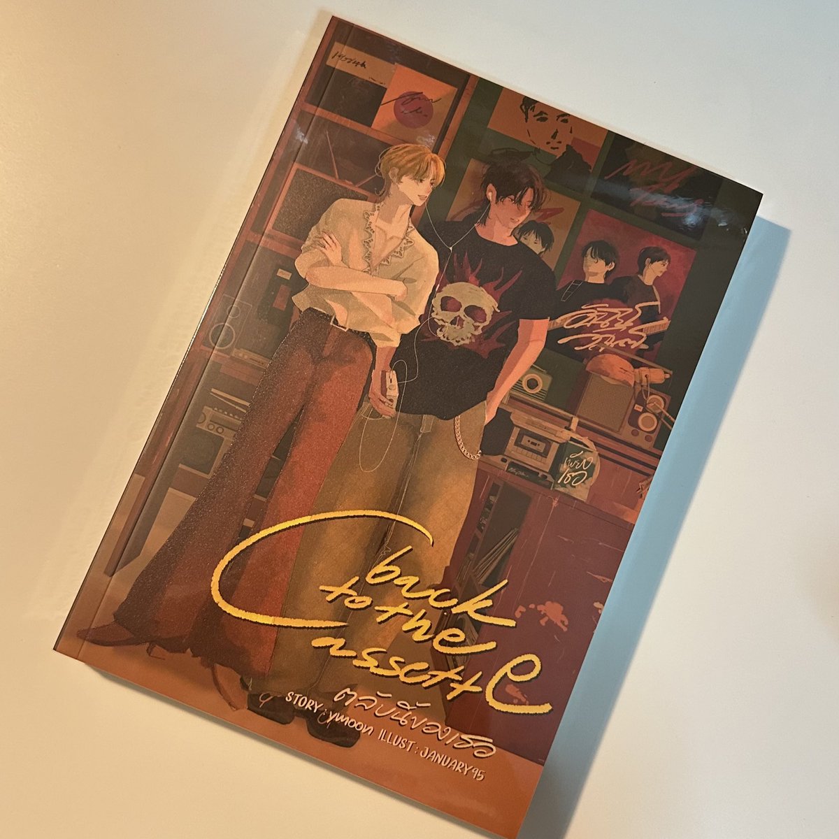 babemel_'s tweet image. อ่านจบแล้วคิดถึงศรีราชาเลย คิดถึงเกาะลอย  ยิ้มกริ่มตลอดทาง แต่หลังๆก็ตามสภาพ เจอประโยค “พี่เซ็ตรักเธอนะ” ร้องไห้เหมียนหมา ㅠㅠ ฉันเข้าใจทุกอย่าง เข้าใจทุกการกระทำ แต่ฉันทำใจไม่ได้ 

เราดีใจที่ได้รู้จัก #ตลับนี้ของเธอ นะ สนุกมากๆเลย
#backtothecassette