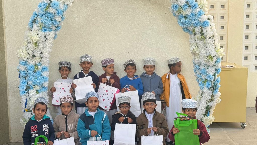 كرمت أ /عائشة المدهوشية  تكريم طلبة الصف الاول ثاني 
في مبادرة ملك الاملاء 
ومبادرة ملك القراءةكل الشكر لها 
#التعليم_الصديق_للطفل
#إدارة التربية -والتعليم-بجعلان 
#التحول_الرقمي_بوزارة_التربية_والتعليم
EduGovOman@
#تعلم_مستدام
#تعليمية_جنوب_الشرقية