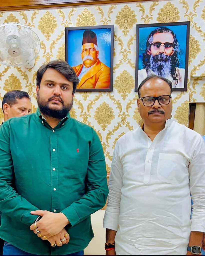 मुख्यमंत्री योगी जी ने दोनों डिप्टी CM के साथ प्रेस कॉन्फ्रेंस कर ‘सुशासन’ का ढोल पीटा।

आज कोडीन कफ सिरप कांड में गिरफ्तार विभोर राणा की तस्वीरें अरुण सिंह-राष्ट्रीय महासचिव और डिप्टी CM ब्रजेश पाठक समेत भाजपा के नेताओं के साथ सामने हैं।

ED 200 करोड़ की संपत्ति जब्त कर चुकी है,