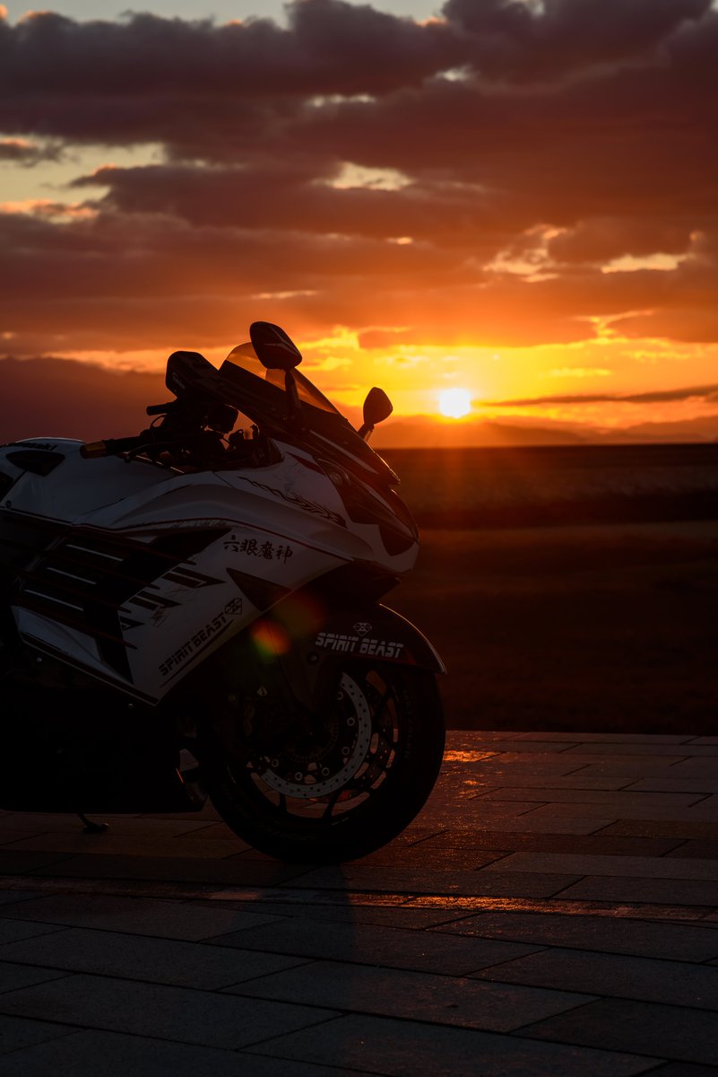 無言で夕刻のカッコいいと思う写真を載せる #kawasaki #zx14R #六眼