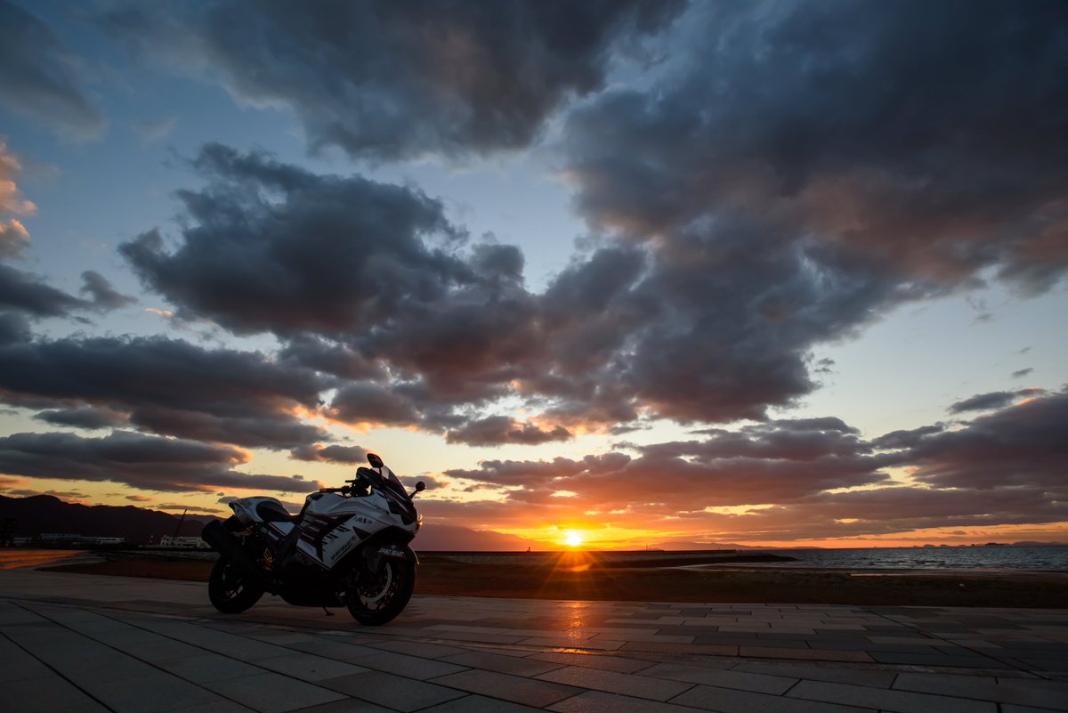 無言で夕刻のカッコいいと思う写真を載せる #kawasaki #zx14R #六眼