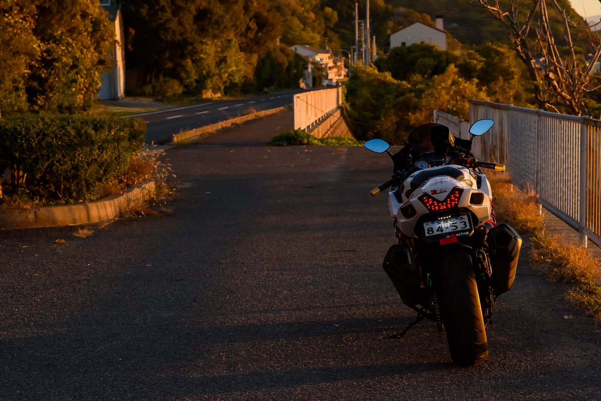 無言で夕刻のカッコいいと思う写真を載せる #kawasaki #zx14R #六眼