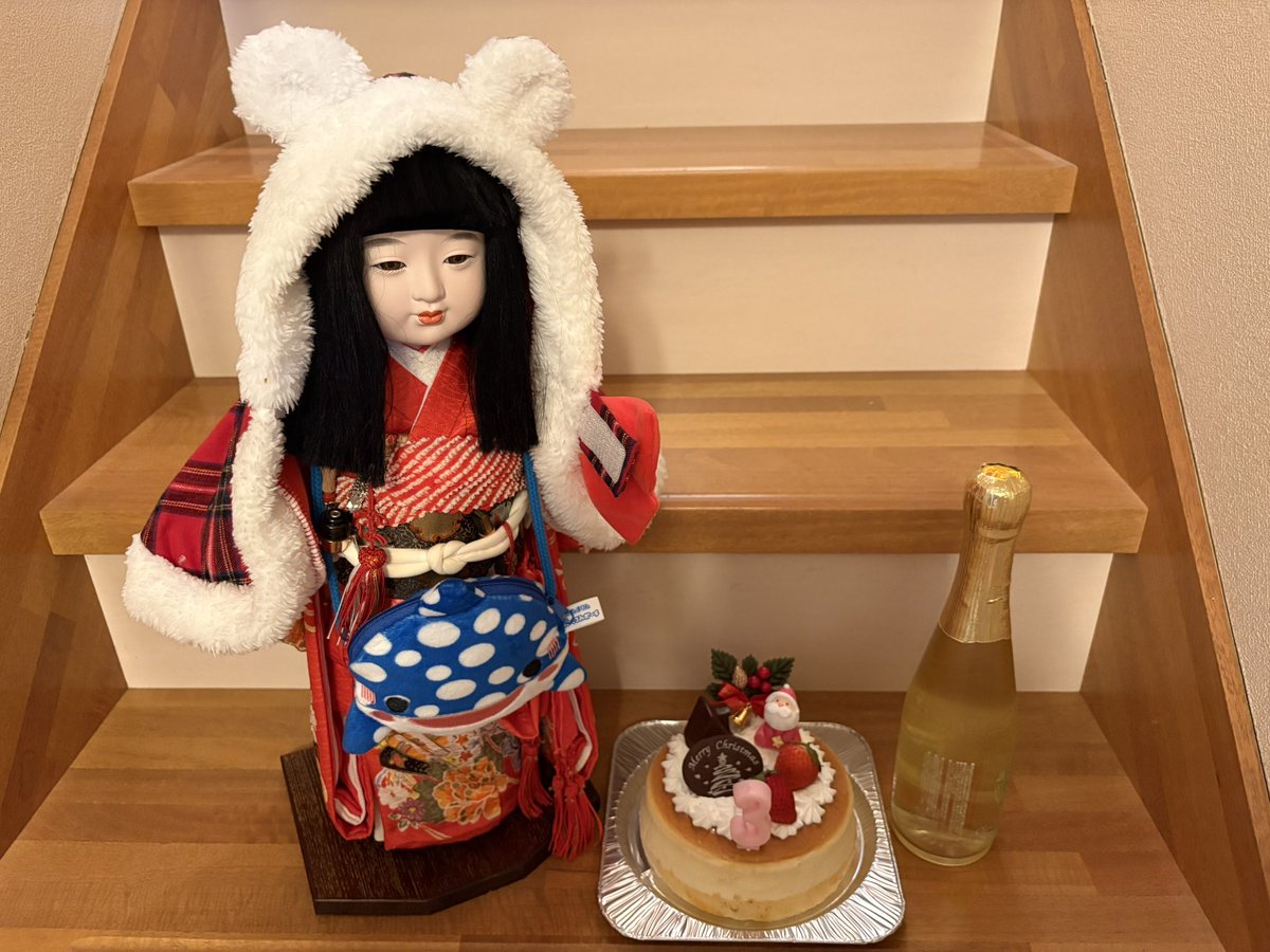 ちょっと早いけど、メリークリスマス＆乙埻(めぐて)三歳の誕生日おめでとう🎂🎅

今年はシャンパン付き🍾贅沢(*´˘`*)♡