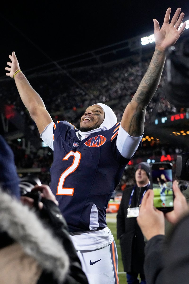 NFLFantasy's tweet photo. DJ Moore with 3 minutes remaining in the fourth quarter: 5.8 points

DJ Moore after the game: 21.9 points https://t.co/0Ygt741PI5