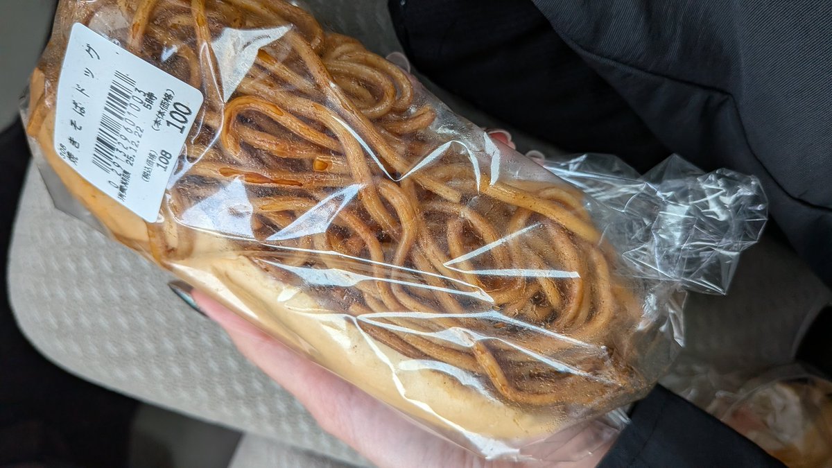 ラ・ムーの焼きそばパン
暴力的でなんかイイ