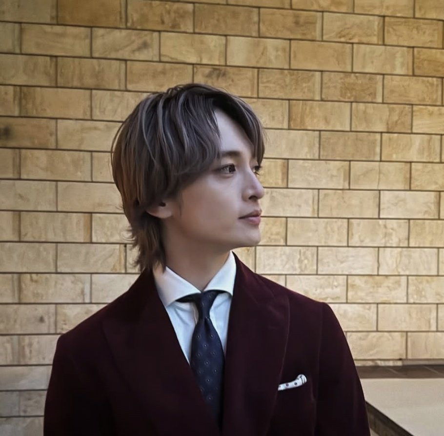 山田涼介でさえ31歳で「おじさんだから若い子と無理に関わっちゃいけない」って言ってたし、玉森裕太も「高校生で俺のファン？俺35歳だよ？間違えてんじゃないの？」って言ってたのに、そのへんのジジィは謎に自己肯定感高いし平気で年齢サバ読むし自称若く見えるとか◯◯似とか本当なに？特殊な病気？