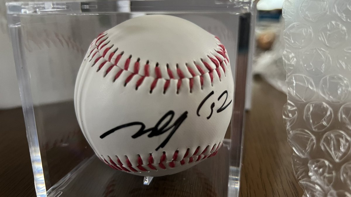 ムネリンのサインボール届いた🙌 残り少ない今年ですがギリギリで運を