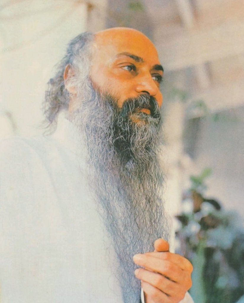 जैसे झरने कलकल नाद करते हैं
उन्हें करना नहीं पड़ता
उनके बहने से ही कलकल नाद होता रहता है
जैसे हवा गुजरती है वृक्षों से तो एक
सरसराहट की आवाज होती है

ऐसे ही तुम्हारा होना ही इस ढंग का है
कि उसमें ॐ गूंज रहा है
वह तुम्हारे होने की ध्वनि है
The Sound of Your Being.

शिव...
#OSHO 🪷