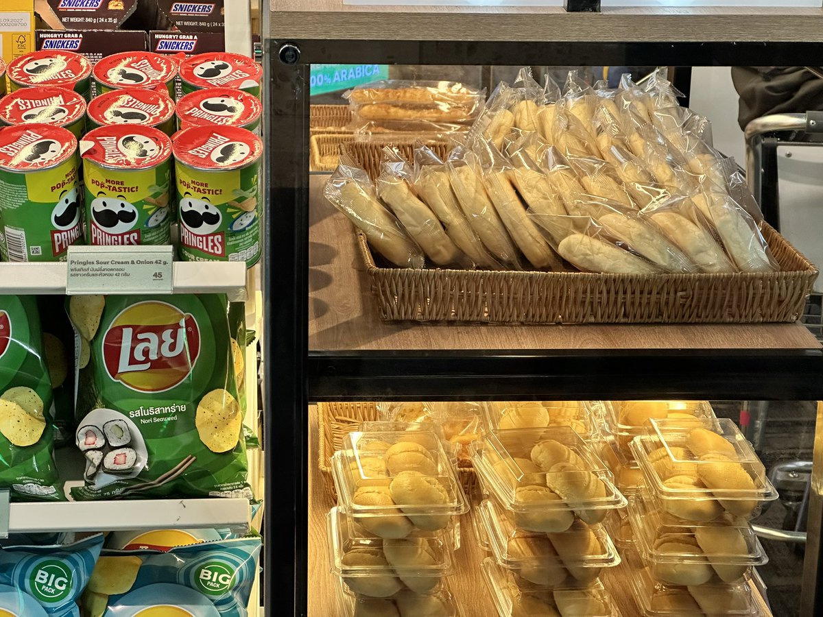 RonallChersan's tweet image. 😍 บังเอิญไปเจอขุมทรัพย์ร้านขายขนม-น้ำราคาถูกที่ดอนเมืองฝั่งในประเทศ ไม่รู้ร้านชื่ออะไรแต่อยู่ตรงหน้าเกต 41

💵ราคาแพงกว่านอกแหละแต่บวกไม่มากถ้าเทียบร้านอื่นๆชา-กาแฟ แก้ว 60-90 บาท , ขนมปัง 30-40 , มาม่าคัฟ 29 บาท ฯลฯ

ตอนนี้ก็เหลือร้านนี้แหละหลังจาก 7-11 ปิดไปแล้ว