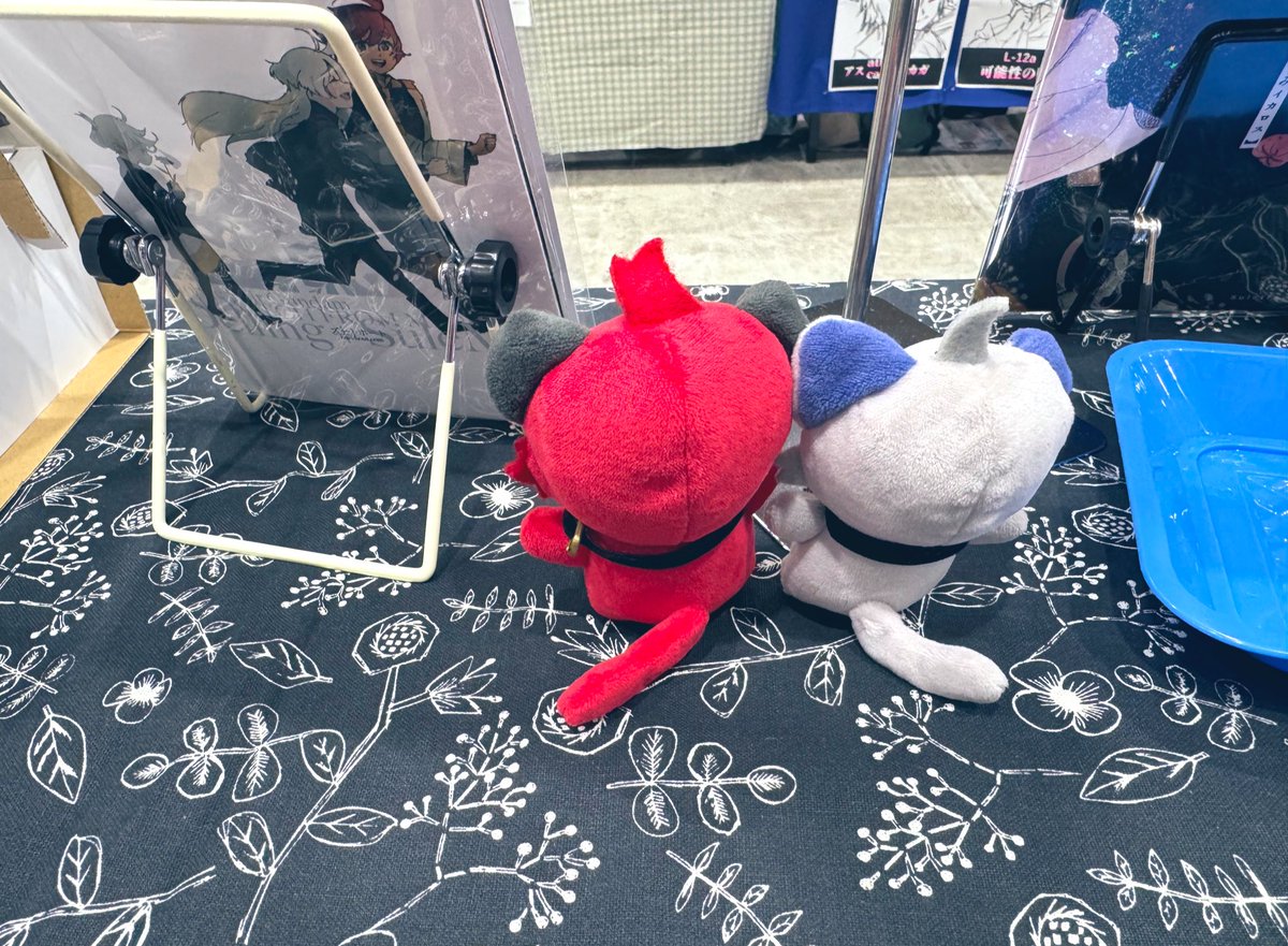 ズーさんのとこで急遽売り子することになった2匹。初めてのイベント参加だね。楽しそう