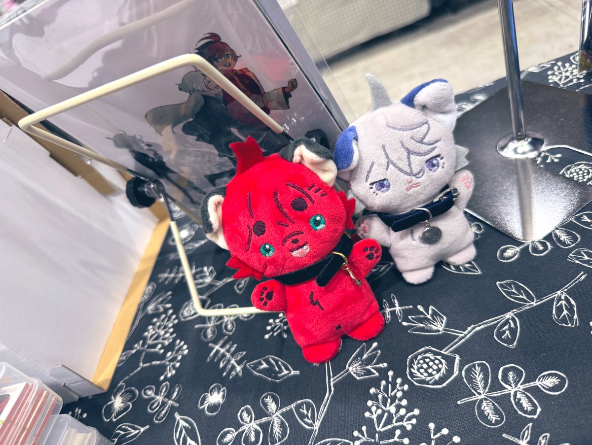 otsumami_09's tweet photo. ズーさんのとこで急遽売り子することになった2匹。初めてのイベント参加だね。楽しそう https://t.co/qruqVoX0tm