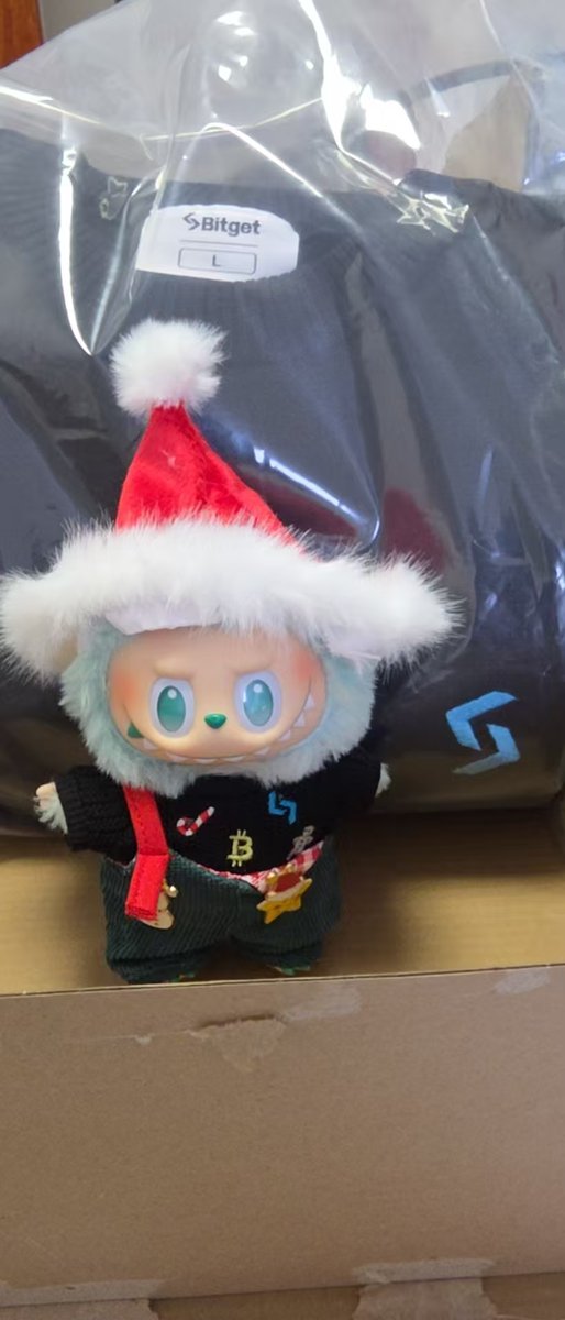 Ddzzzz007's tweet photo. 感谢 #Bitget 的圣诞礼物，原谅我不会P图，哈哈哈。实物真不错！
 @Bitget_zh @xiejiayinBitget 希望BG越来越好，非常看好未来的TradeFi产品。我自己在CFD合约做了好几年，年初的时候就跟柠檬聊过这个方向，没想到年底就要上线了。这执行力杠杠的！ https://t.co/tSR50uGMyA