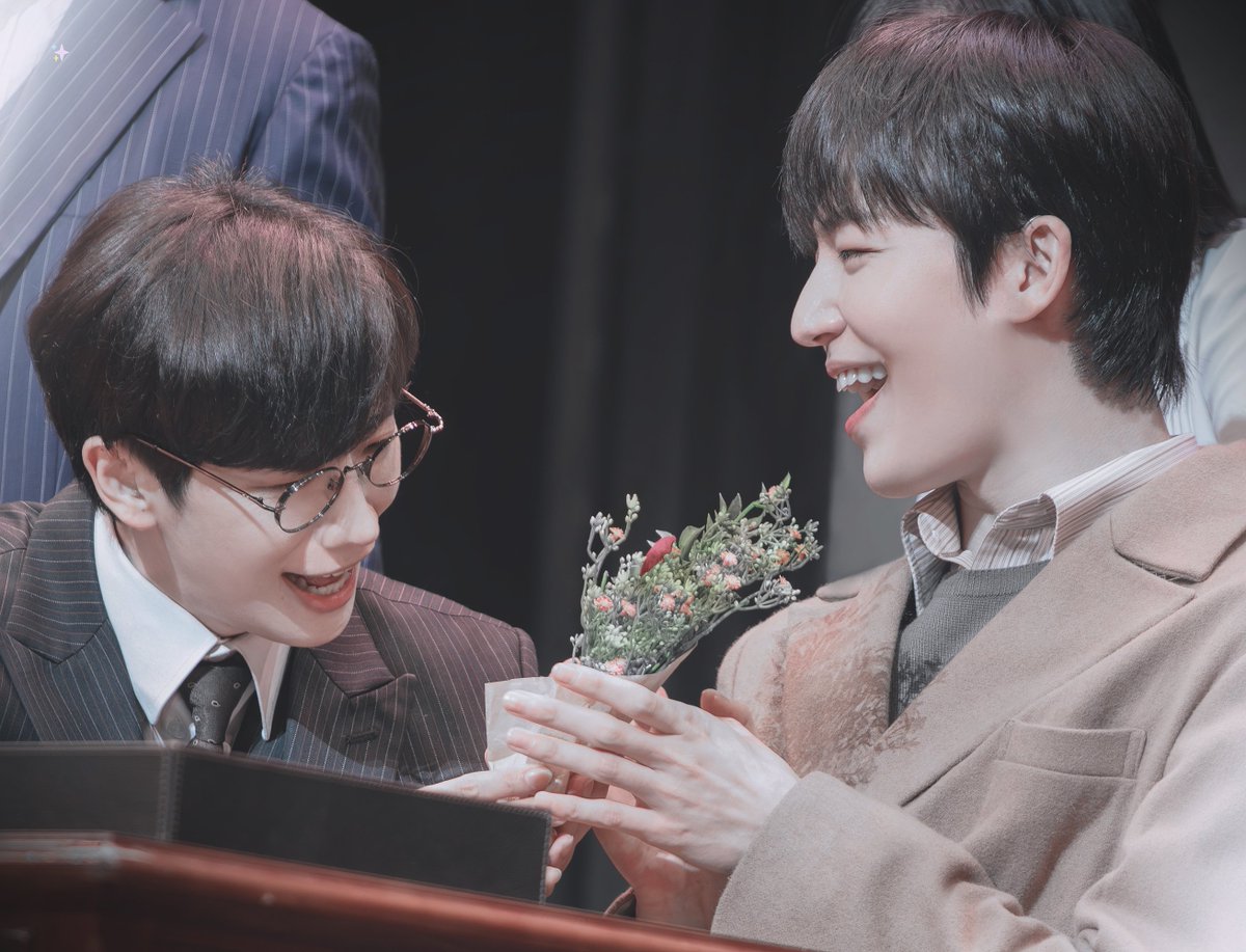 251220 팬레터 밤공 / 커튼콜
김해진 | 김경수 배우님
정세훈 | 원태민 배우님

그이에게 주고 싶던 꽃과 함께