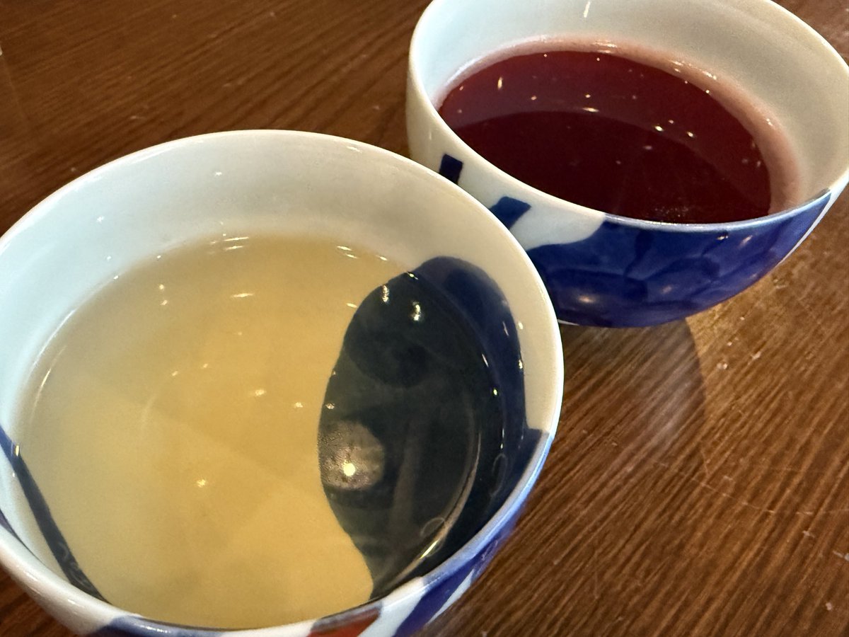 aidatheremin's tweet photo. ランチ食べに入った店で白ワインとランブルスコ頼んだら、有田焼の器で出てきた。 https://t.co/YvHVRKgcYq