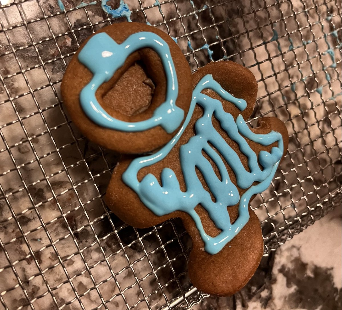 FionaMattatall's tweet photo. Today was the start of icing and construction…
#MattatallGingerbreadProject https://t.co/2ioSWOpE8K