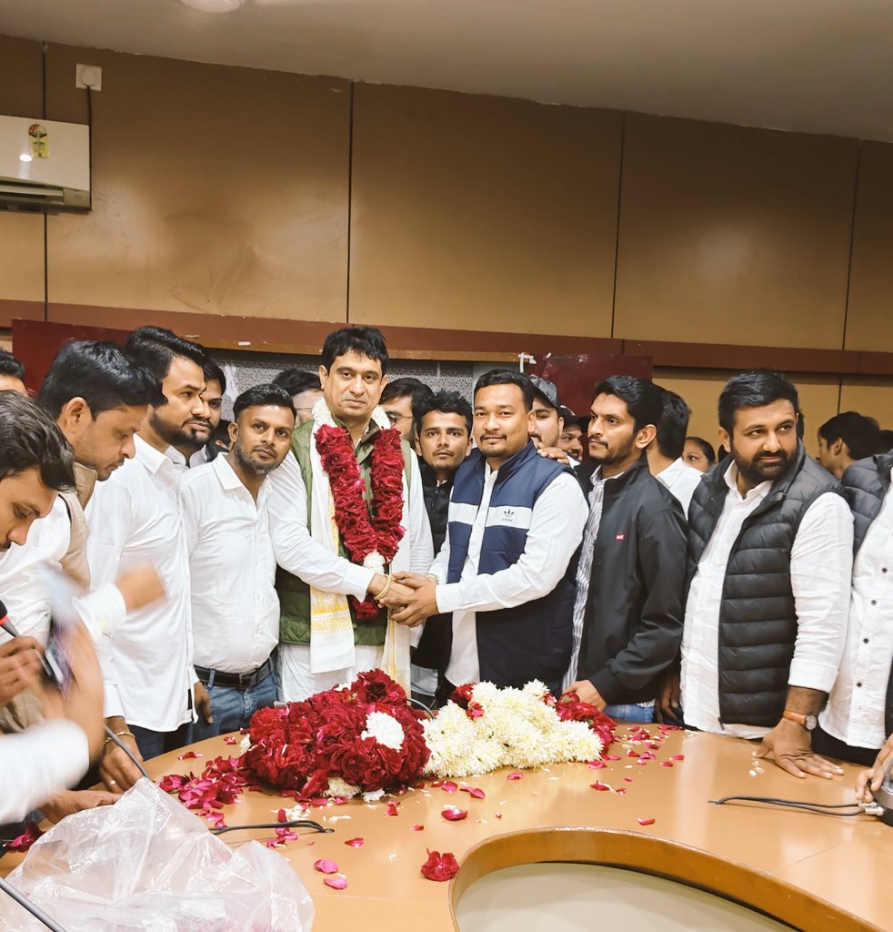 akshaysinh08's tweet photo. આજ રોજ વડોદરા સર્કિટ હાઉસ ખાતે ગુજરાત પ્રદેશ યુવક કોંગ્રેસ પ્રમુખ ડો.પ્રવીણ વણોલ ની અધ્યક્ષતા માં ભારતીય રાષ્ટ્રીય યુવક કોંગ્રેસ ના રાષ્ટ્રીય અધ્યક્ષ શ્રી ઉદય ભાનું ચિબ સાથે શુભેચ્છા મુલાકાત કરી💐💐💐 https://t.co/j55lbjvTWW