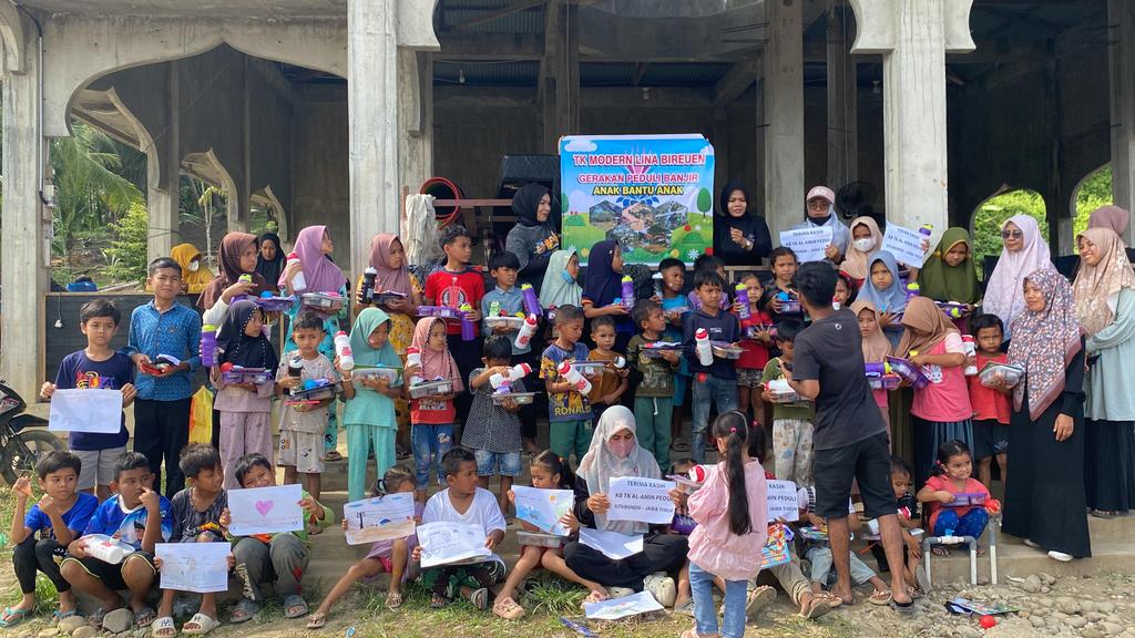 Pemerintah bersama masyarakat ber gotong royong bencana Sumatra
#PrabowoBerjuangDemiRakyat
#PemerintahTNIPolriKompakTanganiBencana
#PendampingDesaPeduliBencana
#SeluruhElemenBangsaBekerjaSama
#MariSalingBantuJagaDanSalingDukung

<a href="/prabowo/">Prabowo Subianto</a>
<a href="/YandriSusanto/">Yandri Susanto</a>
<a href="/ArizaPatria/">Ariza Patria</a>
<a href="/KerjaSeskabRI/">Letkol Teddy Indra Wijaya</a>