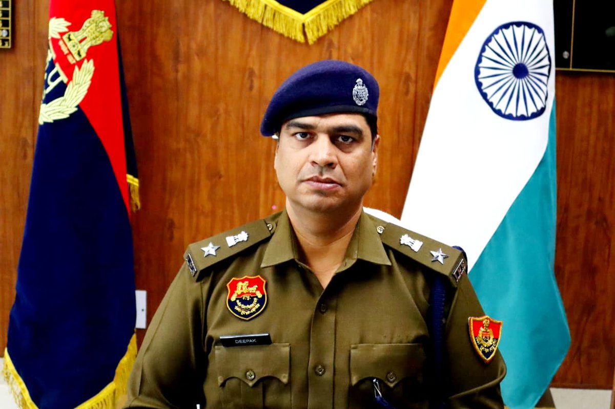 *सिरसा पुलिस ने ऑपरेशन हॉटस्पॉट डोमिनेशन" में महज 20 दिनों में 1074 ठिकानों पर दबिश,करोड़ों रुपए के मादक पदार्थ बरामद  :-एसपी दीपक सहारन ।* 
 
*नशा तस्करी व अन्य गतिविधियों में संलिप्त अपराधियों के खिलाफ,66 मामले दर्ज,121 लोगों को जेल की सलाखों के पीछे भेजा :- एसपी ।*