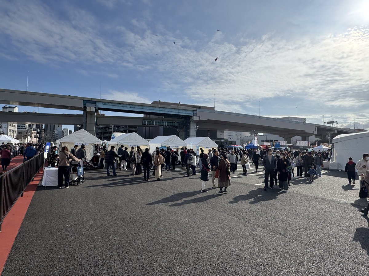 最終日！
学生フォーミュラブースもかなり盛り上がってます！

初日から、800枚準備したパンフレットも、本日の午前中で、なくなってしまいました！

#jms
#JMS2025 
#fsaej
#学生フォーミュラ
#崇城大学