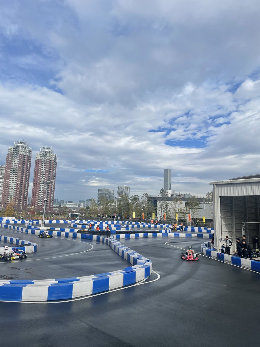 T2Racing_info's tweet photo. 14:05〜　Rd8予選ヒート（１５LAPS）

今季最終決戦
まもなくスタートです！

どんな展開���なるでしょうか！！？

みなさんまだ間に合います😎🏁✨
#シティサーキット東京ベイ でぜひ！

#T2Racing
#T2_HIGHSPEEDÉtoileRacing
#2025AUTOBACS全日本カート選手権EV部門 https://t.co/lHiAXJ5NPe